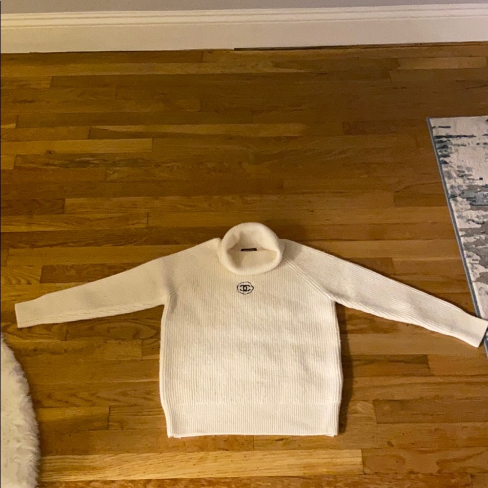CHANEL white wool sweater
